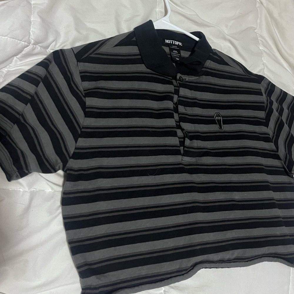 HOT TOPIC CROPPED STRIPED TEE • coffin oversized crop